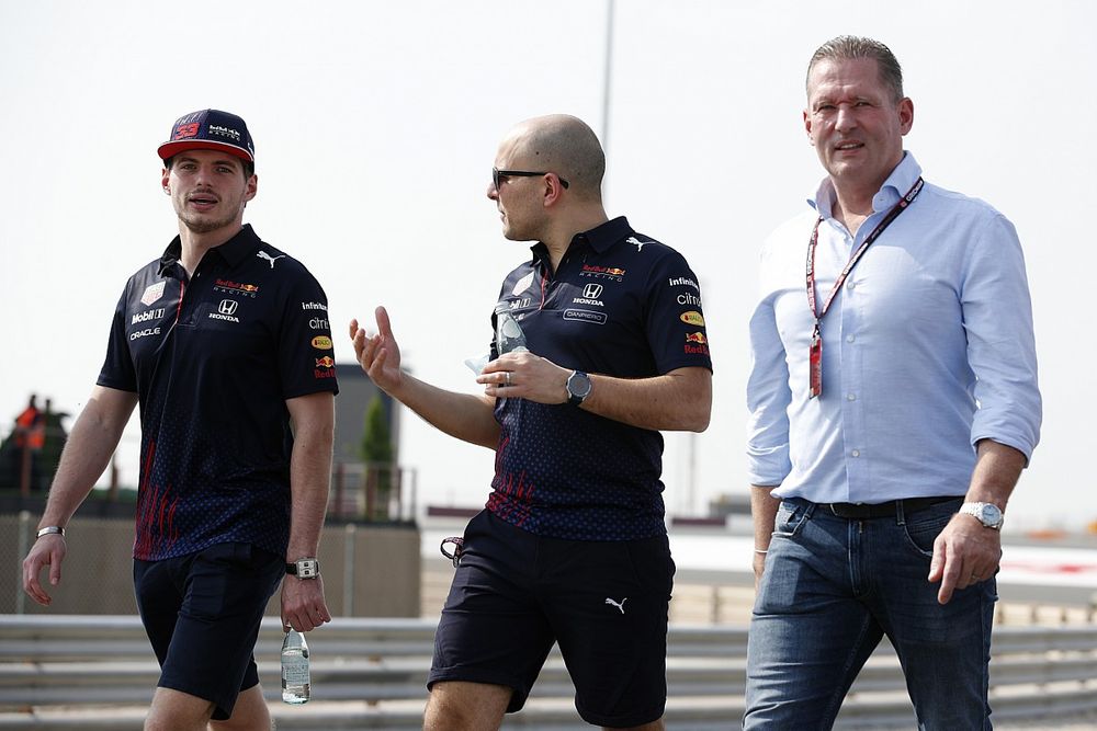 Max Verstappen, Red Bull Racing loopt over het circuit met Jos Verstappen 