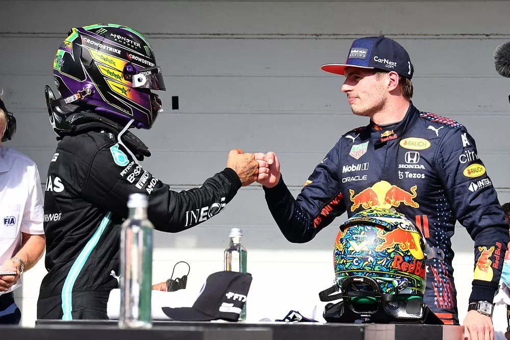 Lewis Hamilton, de Mercedes, 1&ordf; posici&oacute;n, y Max Verstappen, de Red Bull Racing, 2&ordf; posici&oacute;n, se felicitan mutuamente en el Parc Ferme