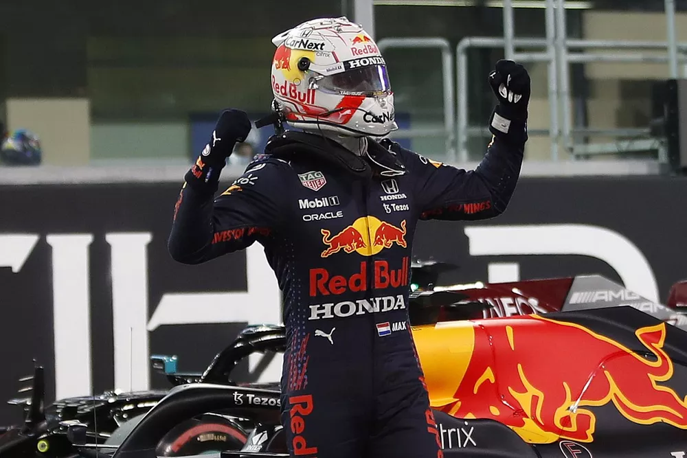 Le poleman Max Verstappen, Red Bull Racing RB16B