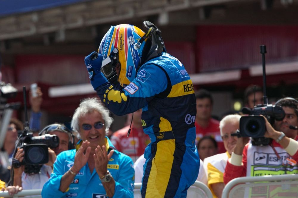 Fernando Alonso celebra su victoria con Flavio Briatore