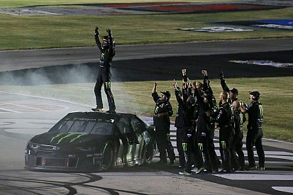 Kurt Busch out-duels brother Kyle on last lap to win Kentucky