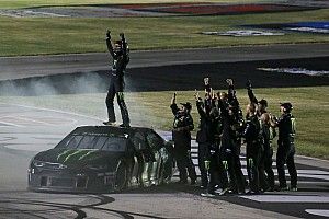 Kurt Busch out-duels brother Kyle on last lap to win Kentucky