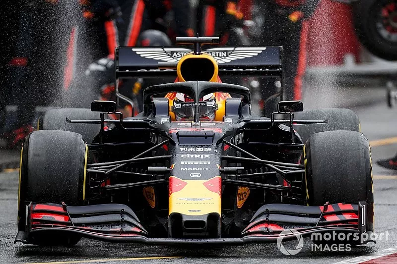 Max Verstappen, Red Bull Racing RB15 pit stop
