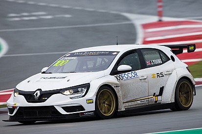 Vukovic Motorsport mischt mit dem Renault Mégane R.S. TCR in Barcelona an der Spitze mit