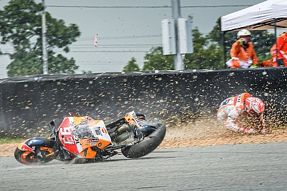 Fotogallery: il terribile botto di Marquez nella FP1 di Buriram