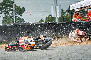 Fotogallery: il terribile botto di Marquez nella FP1 di Buriram