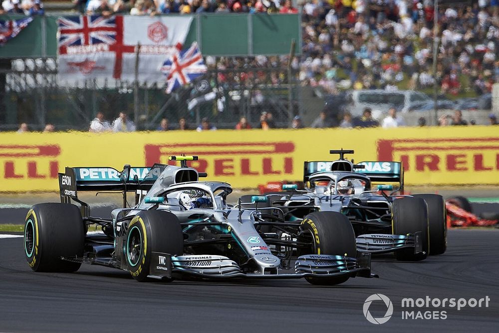 Valtteri Bottas, Mercedes AMG W10, voor Lewis Hamilton, Mercedes AMG F1 W10