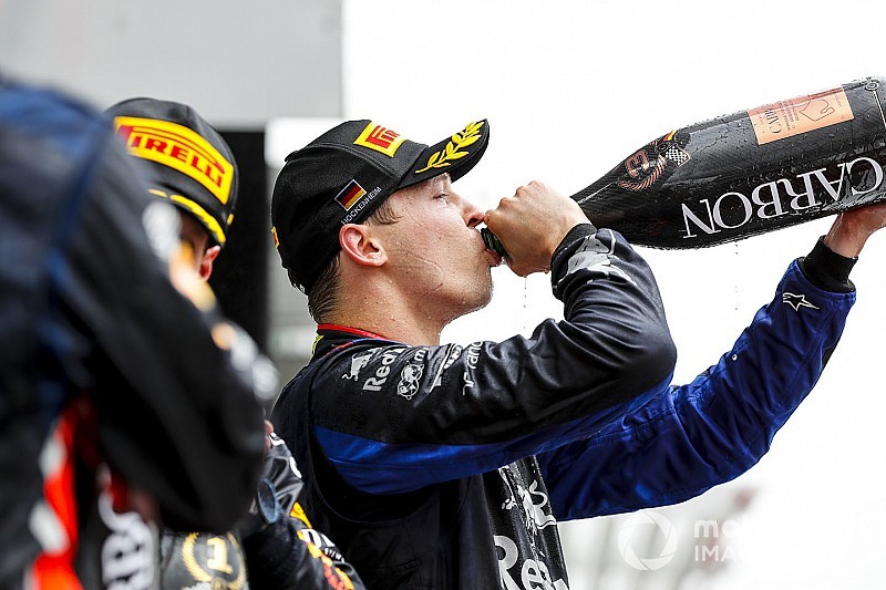 Entenda como história de amor com filha de Piquet ajuda Kvyat a obter melhor temporada na F1