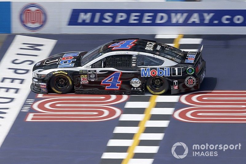 Harvick lidera la primera práctica del sábado en Michigan