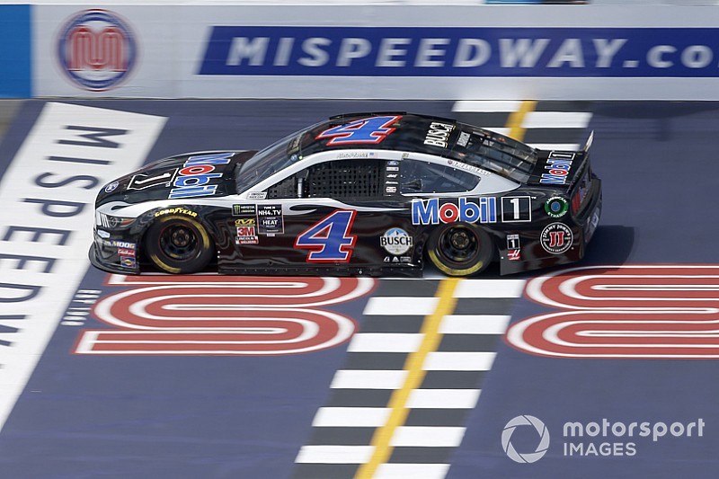 Harvick lidera la primera práctica del sábado en Michigan
