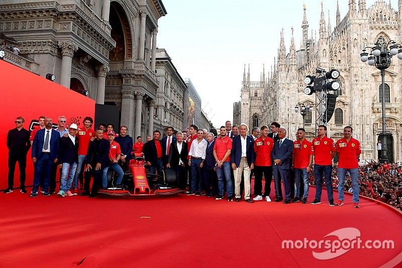 Foto di gruppo alla Festa Ferrari in Piazza Duomo