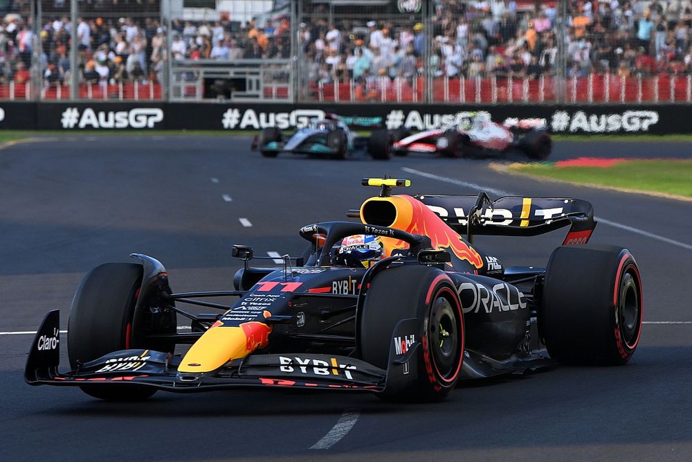 Sergio Perez, Red Bull Racing RB18, George Russell, Mercedes W13