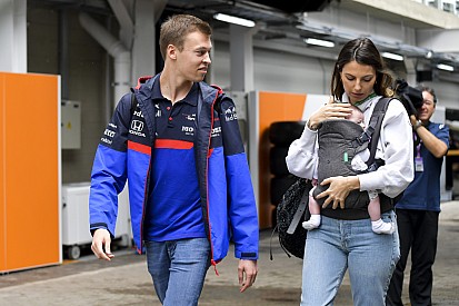 Kelly Piquet celebra ano ao lado de Kvyat e relata conversa de russo com pai Nelson
