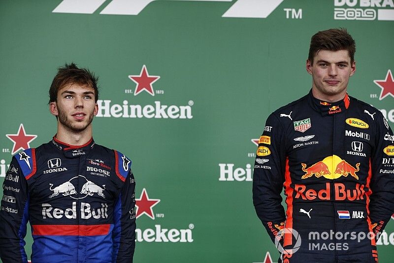 Podio: ganador de la carrera Max Verstappen, Red Bull Racing, y el segundo lugar Pierre Gasly, Toro Rosso