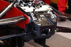 Источник: Ferrari скопировала систему двойного руления у Mercedes еще в прошлом году