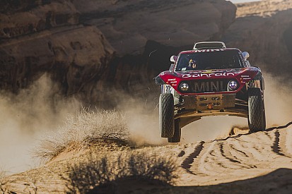 Al-Attiyah poetst voorsprong Sainz weg, Peterhansel wint