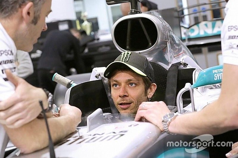 Росси прошел подгонку сиденья в Mercedes для заездов с Хэмилтоном