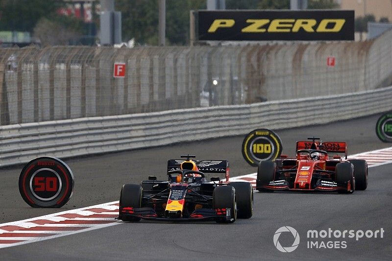 Max Verstappen, Red Bull Racing RB15, voor Sebastian Vettel, Ferrari SF90