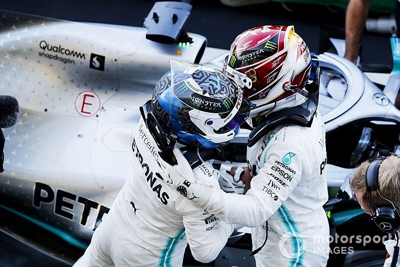 Valtteri Bottas, Mercedes AMG F1, 1e plaats, in Parc Ferme met teamgenoot Lewis Hamilton, Mercedes AMG F1, 3e plaats