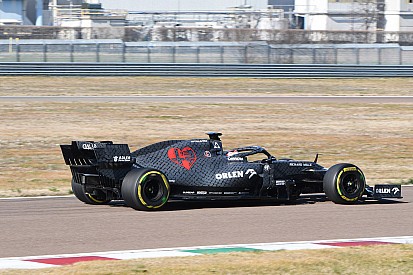 Exkluzív videón az új Alfa Romeo pályára gurulása Kimivel Fioranóból