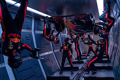 Vídeo: impresionante pitsop de Red Bull... ¡sin gravedad!