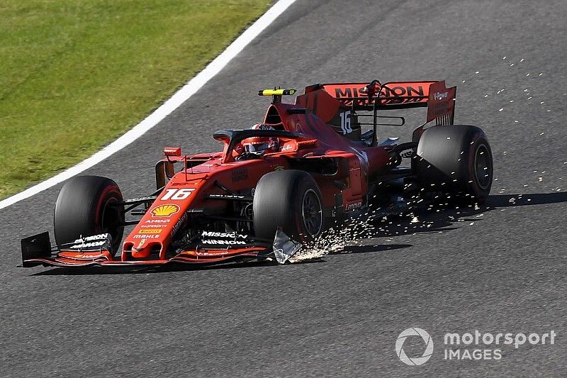 Charles Leclerc, Ferrari SF90, met schade aan de voorvleugel