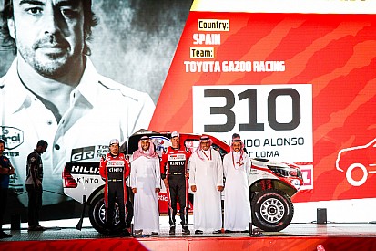 Vídeo: la presentación de Alonso en el podio de salida del Dakar 2020