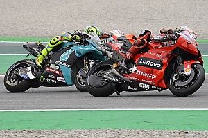Kala Valentino Rossi Berupaya Hipnotis Pecco Bagnaia