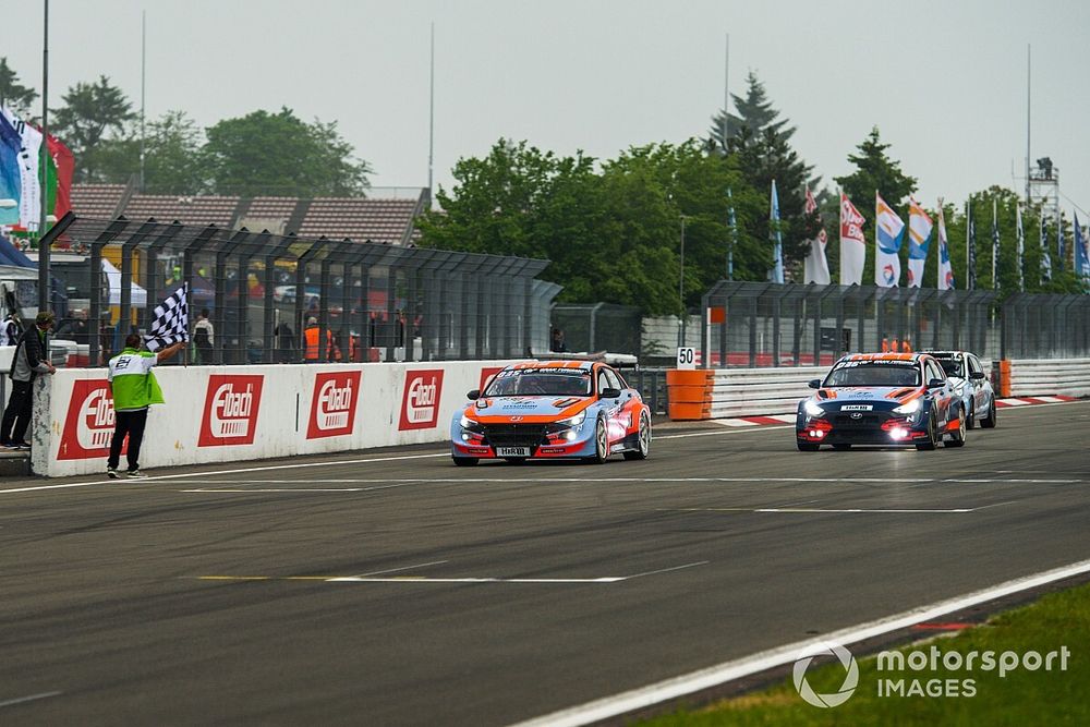 #830 Hyundai Motorsport N TCR Hyundai Elantra N Marc Basseng, Manuel Lauck, Moritz Oestreich, #831 Hyundai Motorsport N TCR Hyundai i30N: Luca Engstler, Hendrik Still, Jean-Karl Vernay