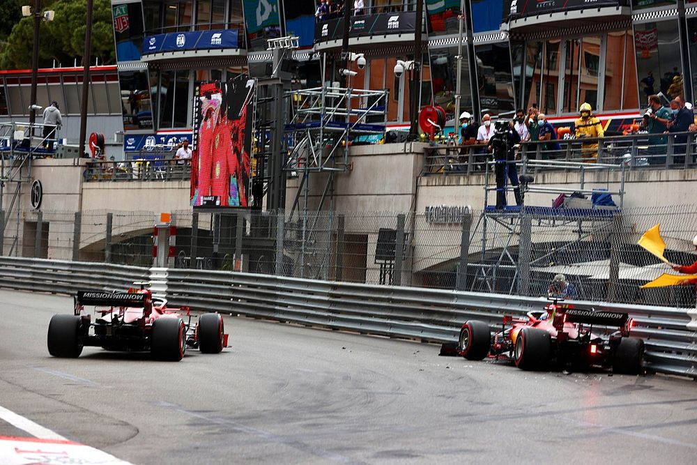 Carlos Sainz Jr., Ferrari SF21, passe devant Charles Leclerc, Ferrari SF21, accidenté à la fin des qualifications