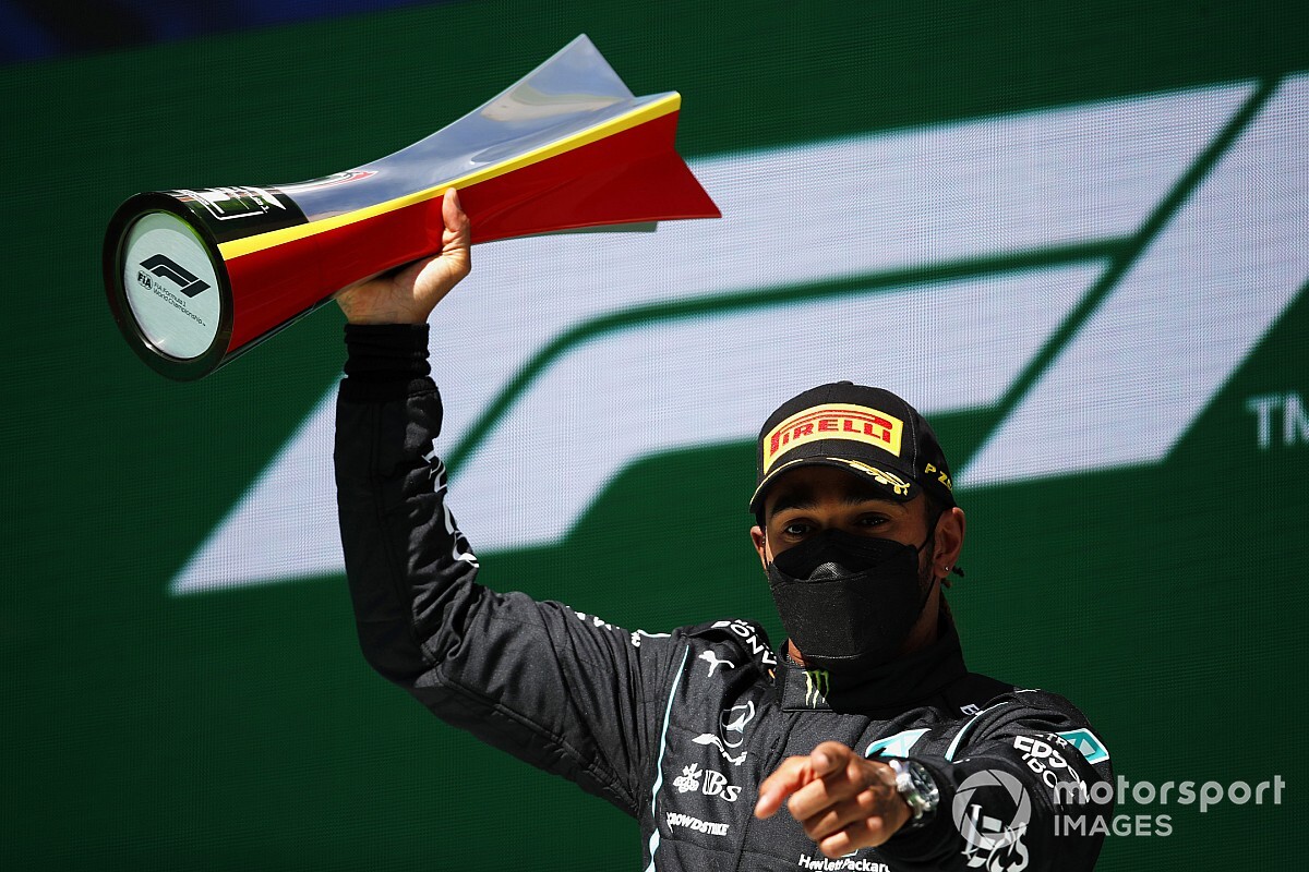 Hamilton: "Es una gran batalla con Red Bull; acabaremos hartos"