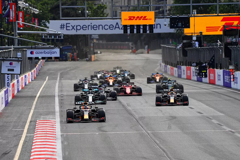 Max Verstappen, Red Bull Racing RB16B, Sergio Perez, Red Bull Racing RB16B, Lewis Hamilton, Mercedes W12, and the rest of the field at the restart