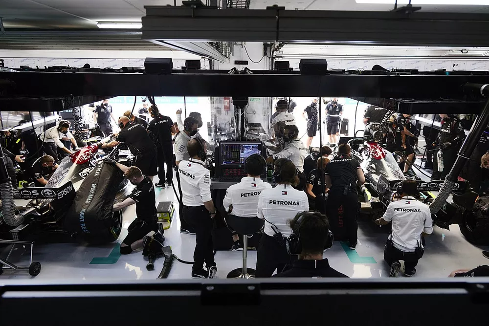 El equipo Mercedes en el garaje de Paul Ricard