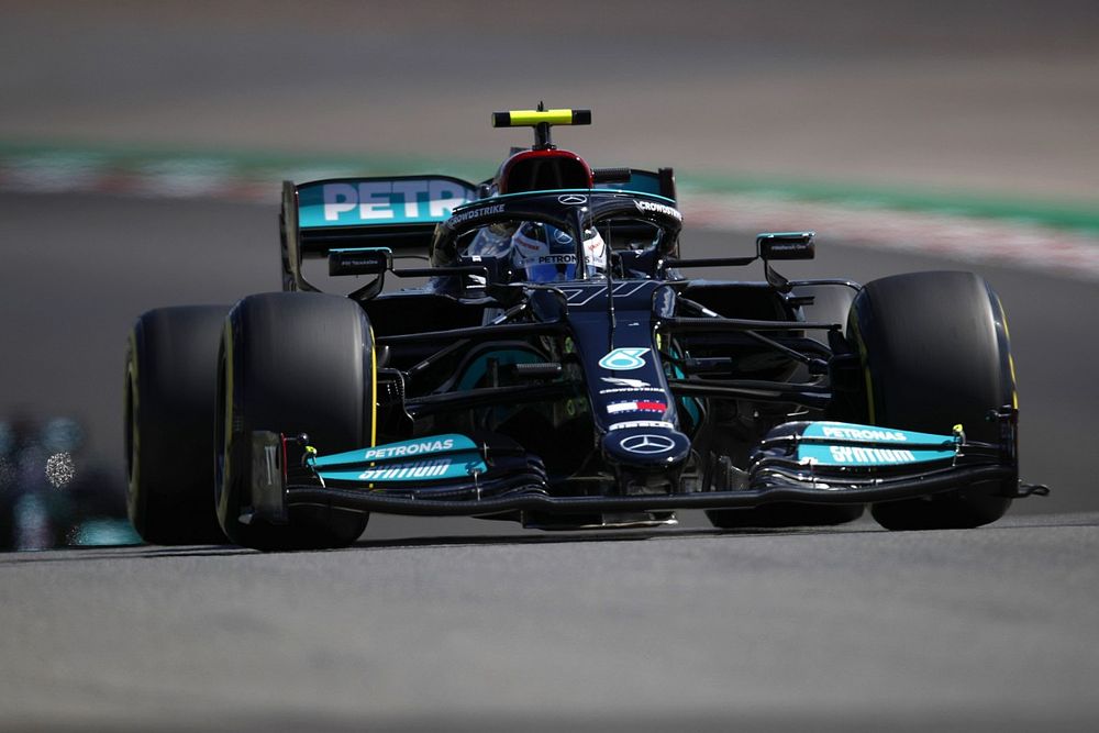 Bottas op pole na bandendoorbraak: "Fijn dat werk zich uitbetaalt"