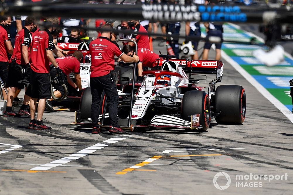 Kimi Raikkonen, Alfa Romeo Racing C41, in the pits