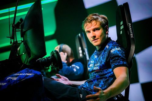 El simracer que ganó a lo Schumacher, sancionado por su polémica acción