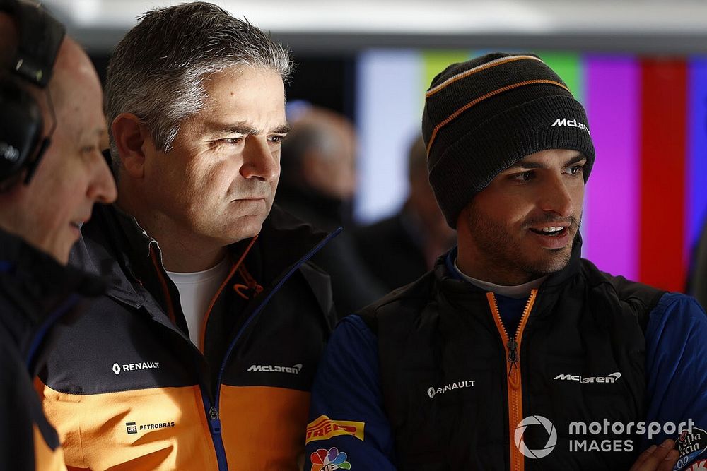 Gil De Ferran, McLaren Sporting Director and Carlos Sainz Jr., McLaren