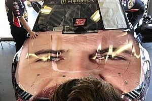 Equipo de NASCAR coloca rostro de piloto en el cofre de su auto para las 500 de Daytona