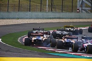 Video: Kvyat'ın ilk turda McLaren sürücüleriyle yaşadığı temas