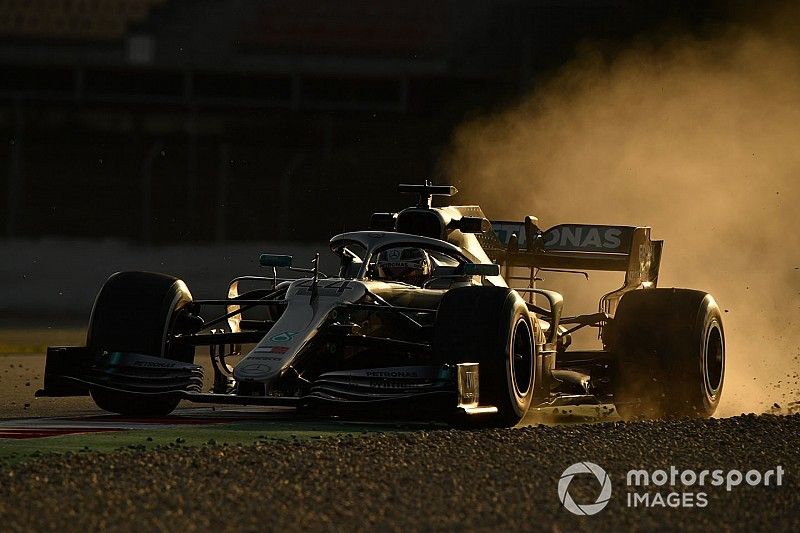 El nuevo Mercedes "se nota diferente" al del año pasado, dice Hamilton