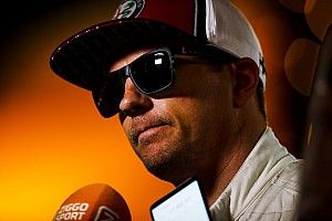Így húzza neki Räikkönen a szünetben: repülő finn (videó)