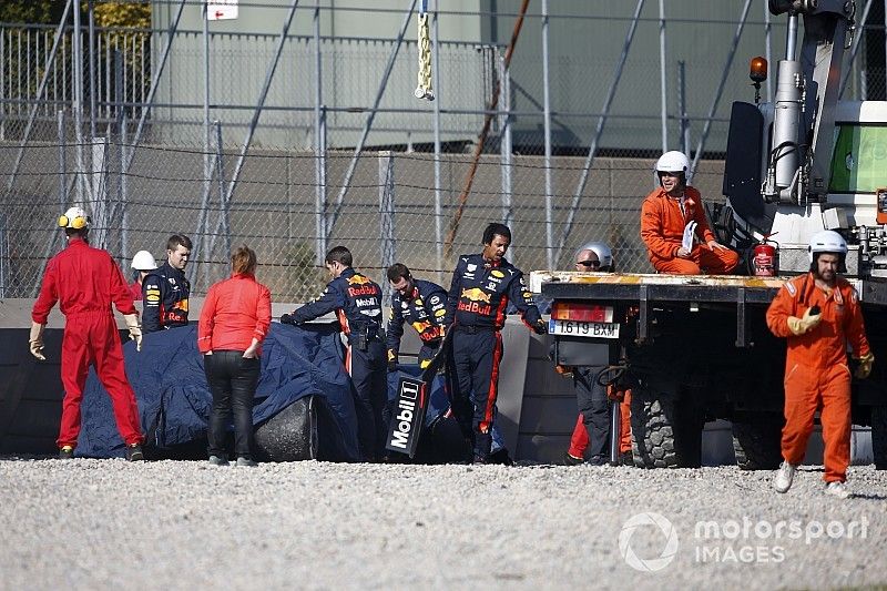 Zware crash voor Gasly met RB15 in Barcelona