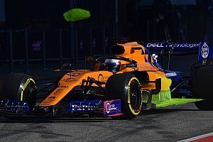 A McLaren vezeti a hatodik tesztnapot, Vettel falnak ment a Ferrarival