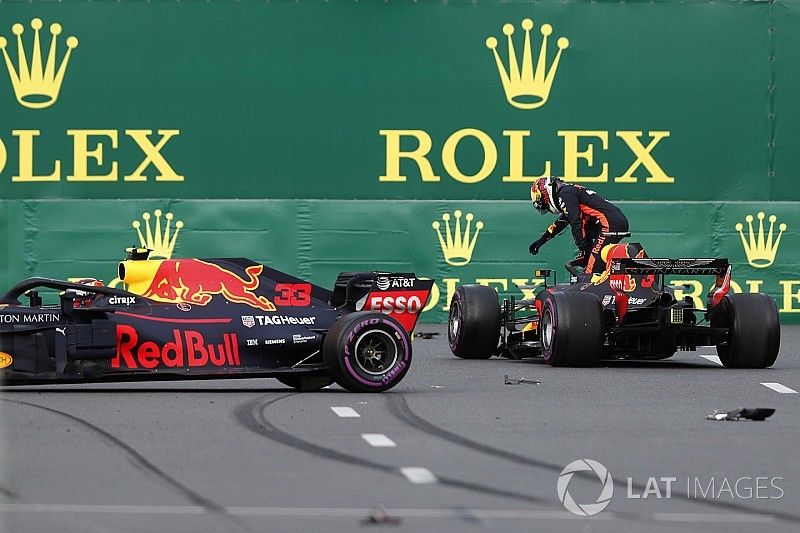 Daniel Ricciardo, Red Bull Racing RB14 Tag Heuer, Max Verstappen, Red Bull Racing RB14 Tag Heuer after crashing