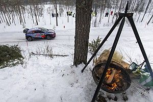 İsveç Rallisi: Neuville farkı açtı, Meeke yarış dışı