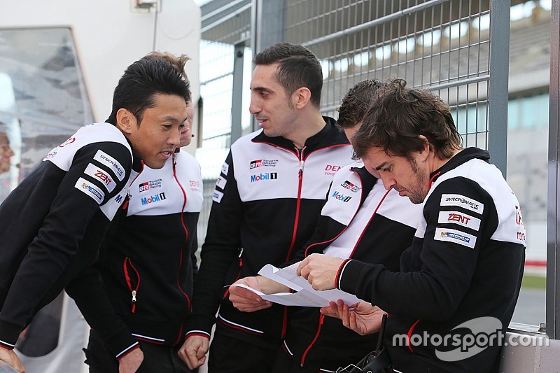 Los compañeros de Alonso en Toyota: "Nos empuja a mejorar"