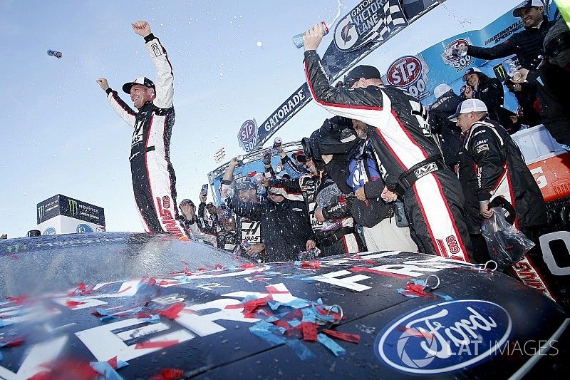 Clint Bowyer, Stewart-Haas Racing, Ford Fusion Haas Automation Demo Day celebra su victoria