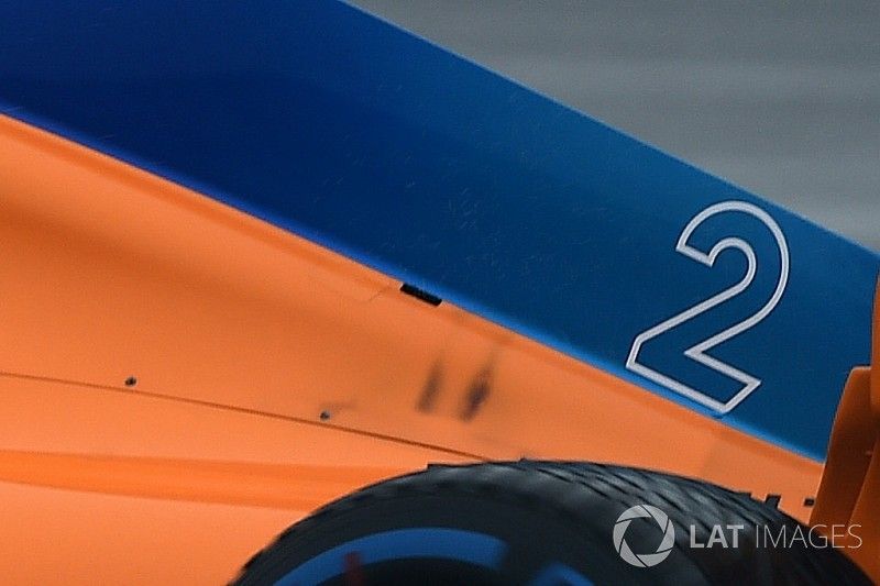 McLaren MCL33 de Stoffel Vandoorne con un orificio en la cubierta del motor