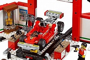 Lego hadirkan miniatur Ferrari Gilles Villeneuve