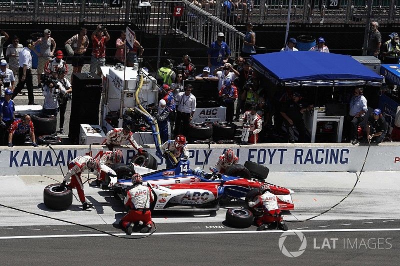 Tony Kanaan, A.J. Foyt Enterprises Chevrolet, pit stop